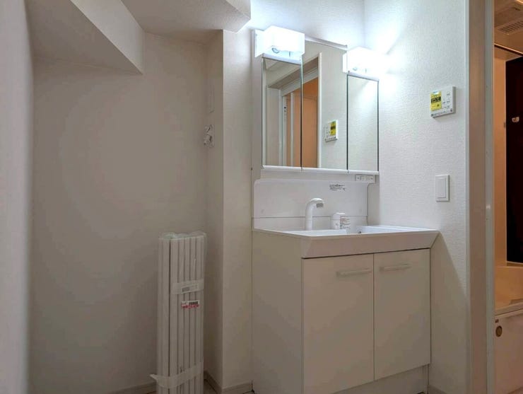 白を基調としたシャワー付き洗面台は、浴室との動線が良く、忙しい朝も効率的に準備が可能です。