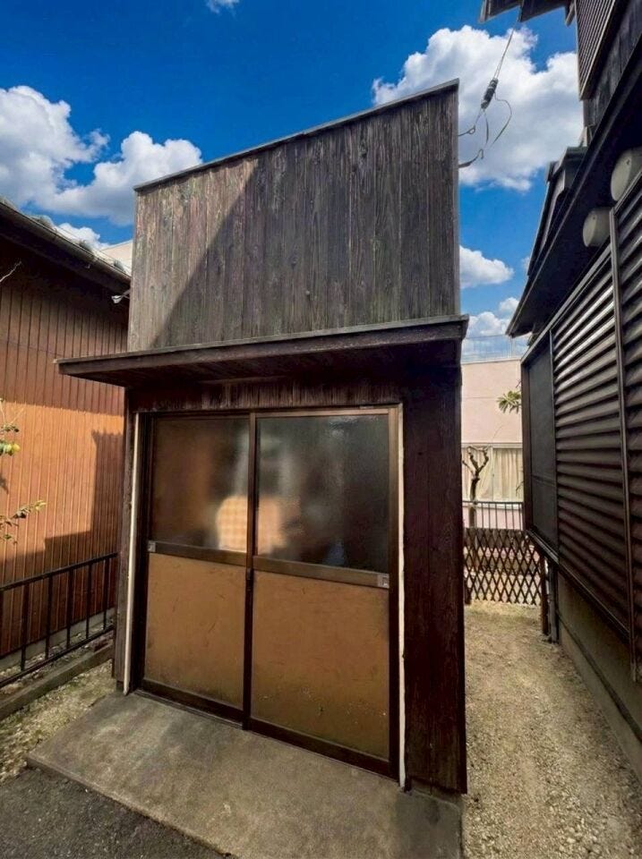 ◇物置小屋◇
敷地内の物置も登記済み。こちら電気が開通していますので、趣味を楽しむお部屋にもピッタリです♪