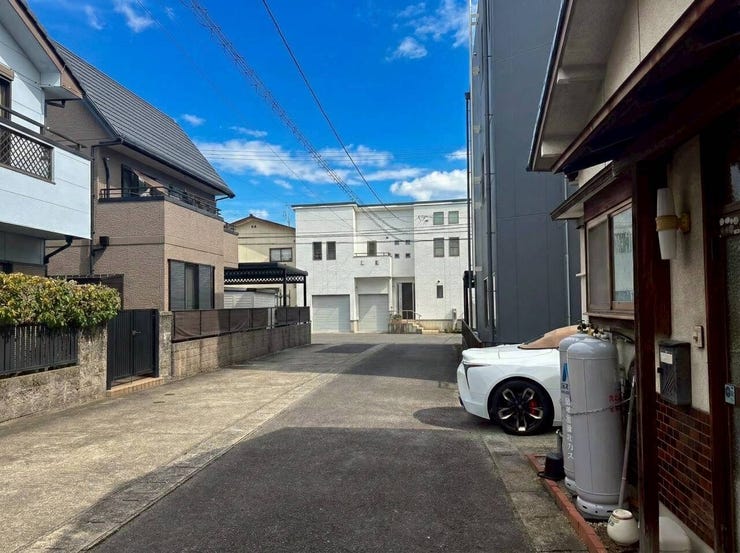 ◇外観写真◇
敷地延長部分です♪駅や線路が近すぎることもないので、電車の騒音や踏切の音なども気にすることなく生活して頂けます。
