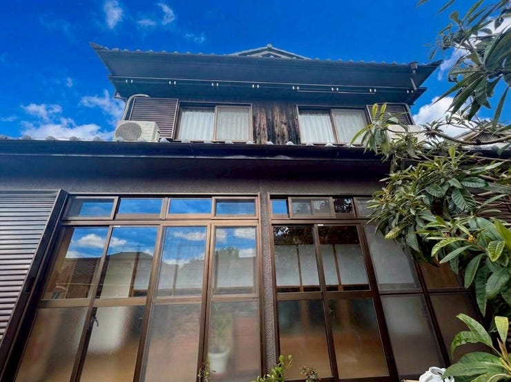 ◇外観写真◇
総2階建の純和風家屋です♪1階は、ダイニングキッチンとリビング、6畳和室、4.5帖洋室があります♪和室には、縁側もございますので、お茶を飲んだり、お庭を眺めたりおくつろぎ頂けます♪