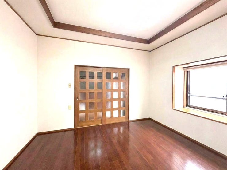 ◇リビングルーム◇
8帖のリビングルームです♪窓も大きく大変明るいです♪キッチンが独立型ですので、リビングからキッチンが見えにくく急な来客時にも安心です。