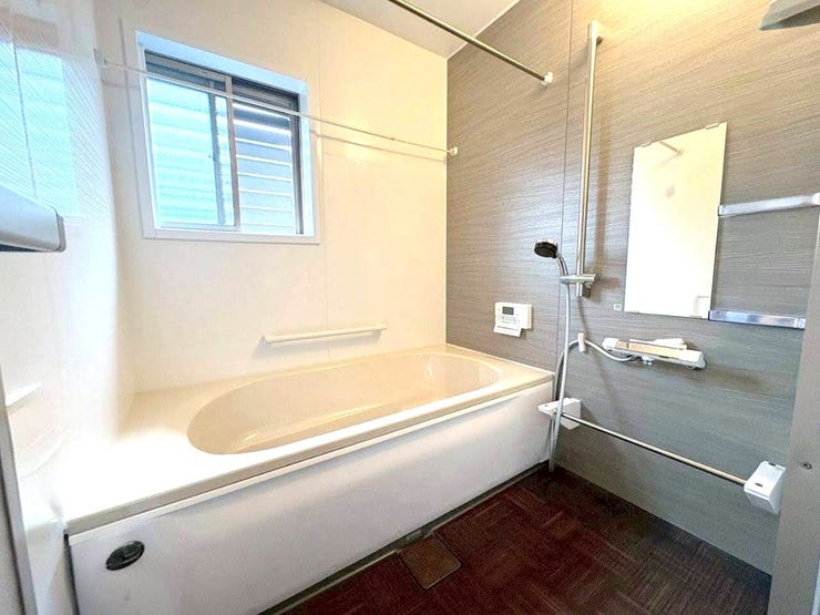◇浴室◇
窓を設けた明るいバスルームです♪身も心もリフレッシュできそうですね。乾燥機能で梅雨時の衣類の乾燥やヒートショック等は安心です。1坪サイズですので浴槽で手足を伸ばしてリラックスできます。