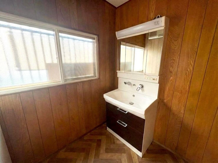 ◇洗面所◇
ゆとりのある広さで快適な洗面室となっています。何人かが同時に洗面室にいても邪魔にならない広さを確保しています。朝の忙しい時間帯でもスムーズに身支度できそうですね。