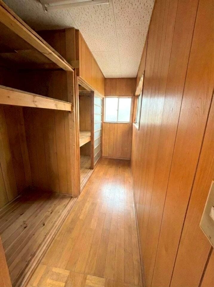 ◇物置小屋 内部◇
物置小屋の中は、棚や間仕切りなどもございます。タイヤや、工具、また趣味の物など片付けることが可能です♪窓も2面にあり明るいです♪