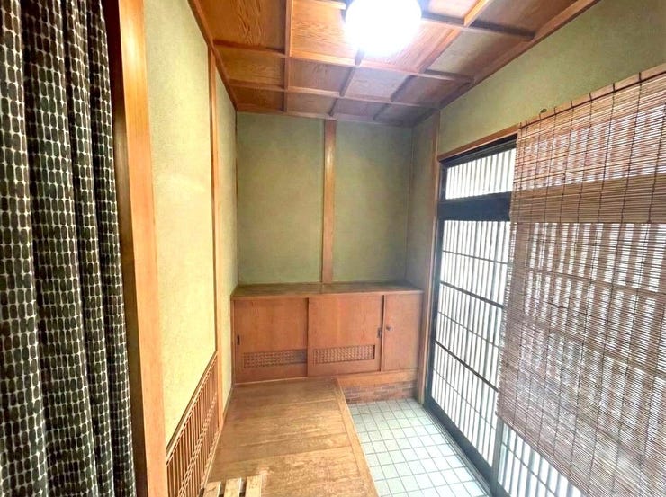 ◇玄関◇
使い勝手の良い下足収納があり、外から帰ってきて靴、外遊びグッズ等を収納するのに大変重宝します。明るく温かな木のぬくもりを感じられる雰囲気で家族の帰りや来訪者を出迎えてくれる玄関です。