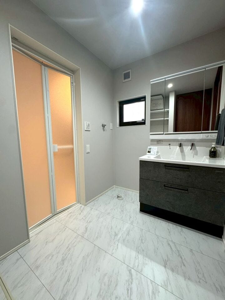 脱衣所 収納力のある三面鏡付き洗面化粧台。機能性とデザインを両立