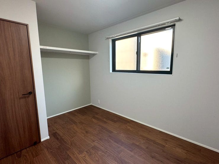 洋室② 優しいグリーンのアクセントクロスが彩る、落ち着きのプライベート空間