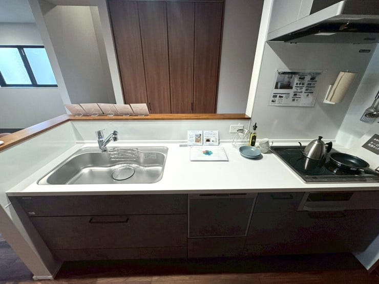 キッチン① 手元が隠れるカウンターで、リビングからの見た目もスッキリ