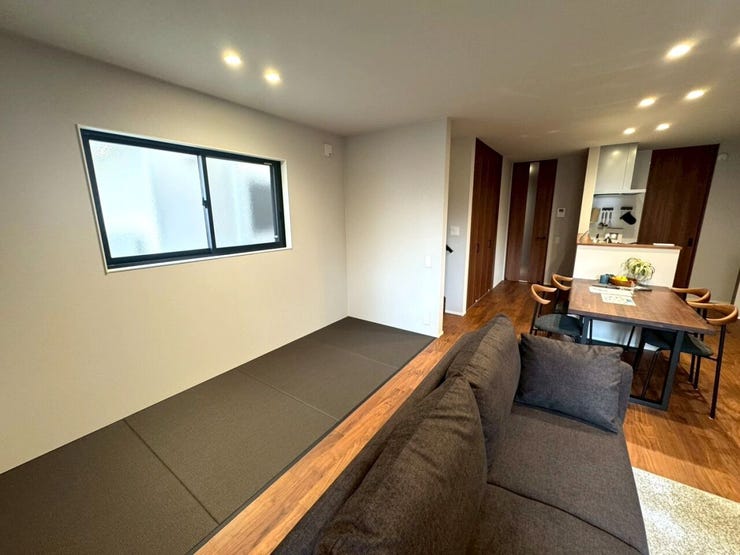 畳コーナー リビング横の癒やし空間。お子様の遊び場や、ちょっとしたお昼寝にも最適