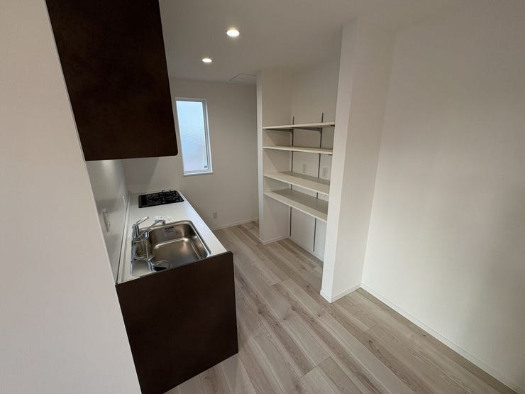 室内(2025年10月)撮影
◎現地案内予約受付中!◎
天井のデッドスペースを有効活用した吊戸棚付き!普段あまり使わない物もたっぷり収納できるのが嬉しいですね♪