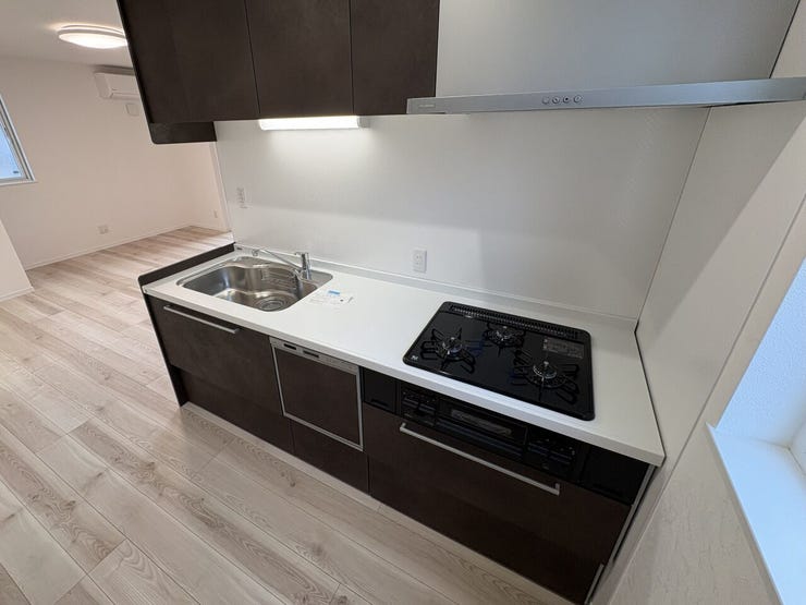 室内(2025年10月)撮影
◎現地案内予約受付中!◎
便利な食器洗浄乾燥機付き!高温で食器を洗い衛生的で、拭く手間も省けて家事時間の短縮になります♪