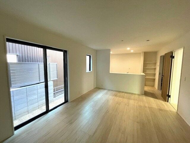 スッキリとした形のLDKで光がまっすぐ届き、どこにいても心地よい空間に。(15.6帖)