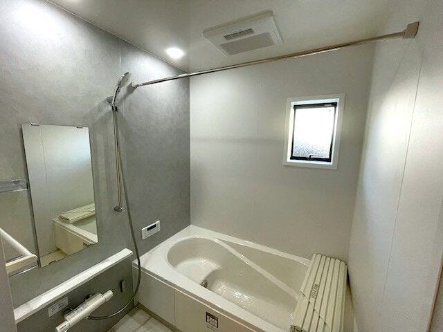 面鏡のシャワー付き洗面台は、収納もたっぷりできます。洗面台のお掃除もしやすく便利です☆