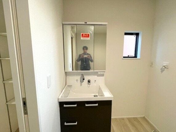 面鏡のシャワー付き洗面台は、収納もたっぷりできます。洗面台のお掃除もしやすく便利です☆