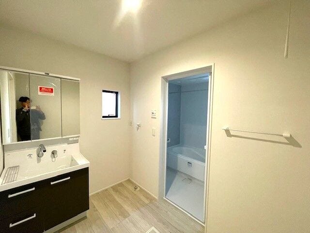 面鏡のシャワー付き洗面台は、収納もたっぷりできます。洗面台のお掃除もしやすく便利です☆