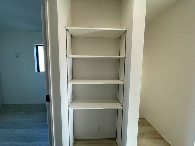 2階 ホールにはシェルフがあり、日用品やお気に入りの小物を飾れるスペースがあります☆