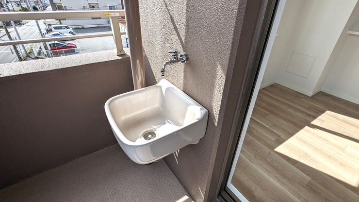 バルコニーに手洗い場あります