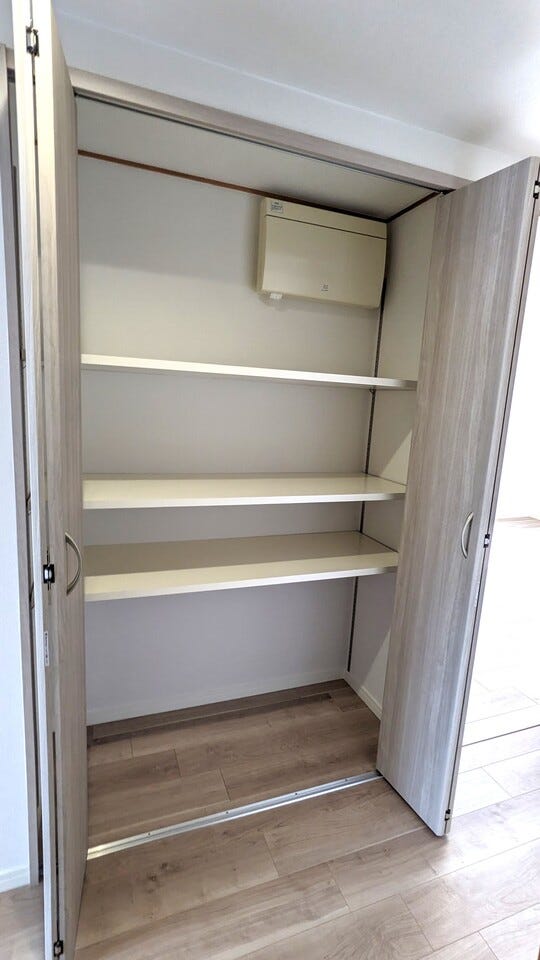 廊下にも収納があります