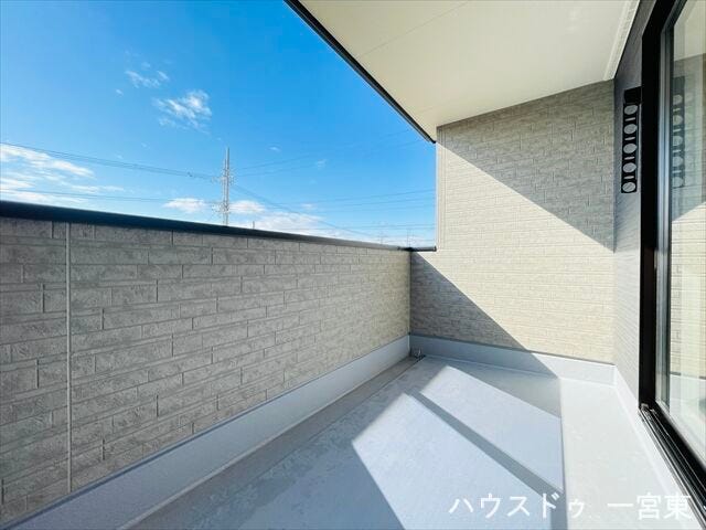 一日中、陽当たりが良い南面バルコニーは洗濯物や布団干しに最適です。日差しを浴びながらリラックスできる快適な空間です。