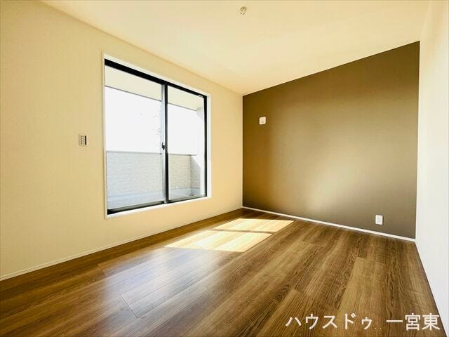 ≪2階6.5帖≫一面にデザイン性のあるクロスを施し、空間に彩りを添えました。インテリアが映える、魅力的な洋室です。