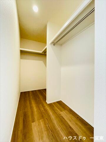 ≪2階6.5帖洋室≫衣類だけでなく小物やキャリーケースなどもまとめて収納できる大容量のWICです。居室を広く使え、おしゃれを快適に楽しめます。