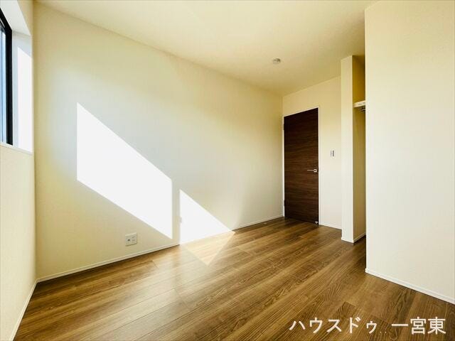 ≪2階南側5帖≫温かみのあるフローリングとシンプルな壁面で、家具が映える空間です。豊富な採光があり、快適なプライベートを演出します。