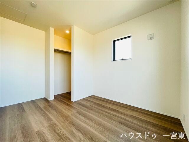 ≪2階北側5帖≫二面の窓から自然の光と風を取り込む、明るく爽やかな洋室です。実用的な広さで、快適な居住性を確保します。