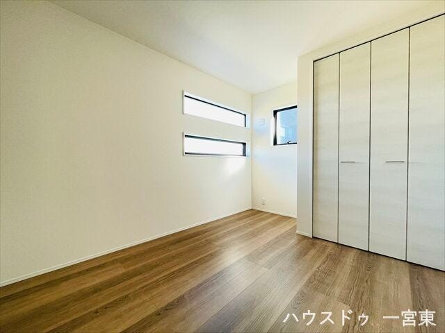 ≪2階5.4帖≫直射日光を避けた涼しい空間を楽しめます。光が安定しているため、集中して読書や作業をする場所に最適です。