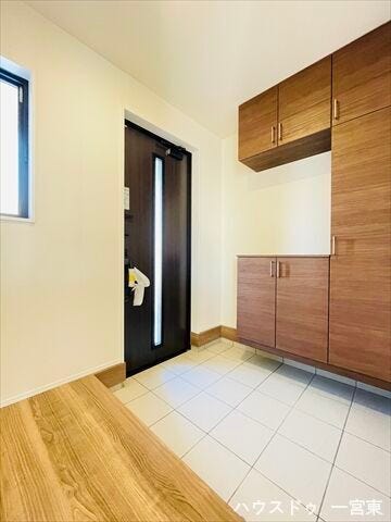 靴だけでなく外出に必要なアイテムをまとめて収納し、玄関を常に美しく保ちます。