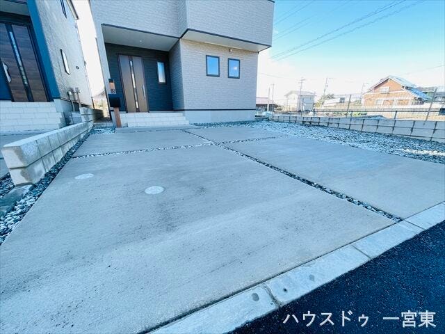 お車の出し入れがしやすいゆとりのある駐車スペースです。荷物の積み下ろしも楽に行え、毎日の生活をスムーズにします。