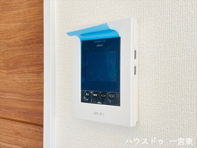 ≪モニター付きインターホン≫訪問者の顔が見えて安心ですね。玄関先まで行かずにこちらから対応できます。