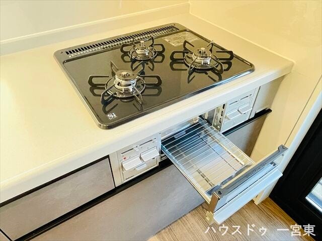 ≪コンロ≫複数の料理を同時に調理でき、調理時間を短縮。グリルで焼き魚やオーブン料理も手軽に楽しめます。