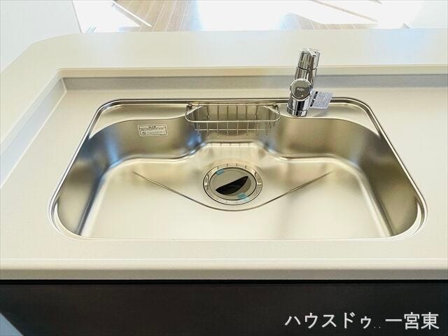 ≪シンク≫清潔感のあるステンレスシンクです。耐久性に優れ、いつまでも美しい状態を保ち、キッチンがすっきりとします。