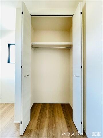 ≪2階5.4帖≫日常の衣類や季節の品を効率よく整理できる収納です。たっぷりの容量で居住空間をすっきりと保ちます。