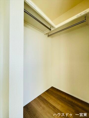 ≪2階南側5帖≫豊富な収納量で衣替えが不要になるWICです。全ての衣類を一箇所にまとめて整理整頓。