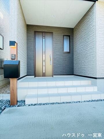 ≪外玄関≫デザイン性の高い玄関ドアとアプローチが、住まいの第一印象を格上げします。お客様を心地よく迎え入れます