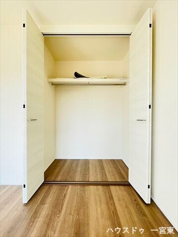 ≪1階4.5帖洋室≫ハンガーパイプ付のクローゼットは服だけでなく日用品も収納可能。スペースを効率良く活用し、お部屋をきれいに整理できます。