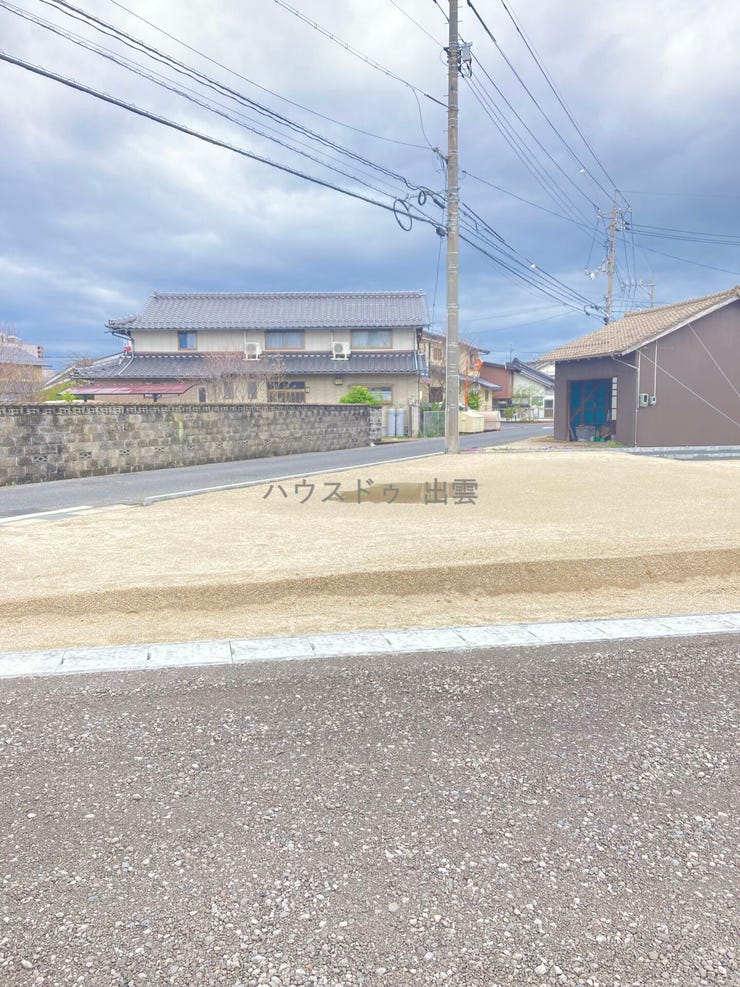 【外観】
新規分譲地内の角地物件です。前面道路幅員は東側約4.5m、南側約4mです。日当たり良好な約51坪の土地です。