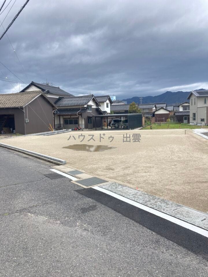 南側前面道路からの外観写真です。南側前面道路は幅員4mです。敷地面積は約51坪。角地なのでプランもしやすい!