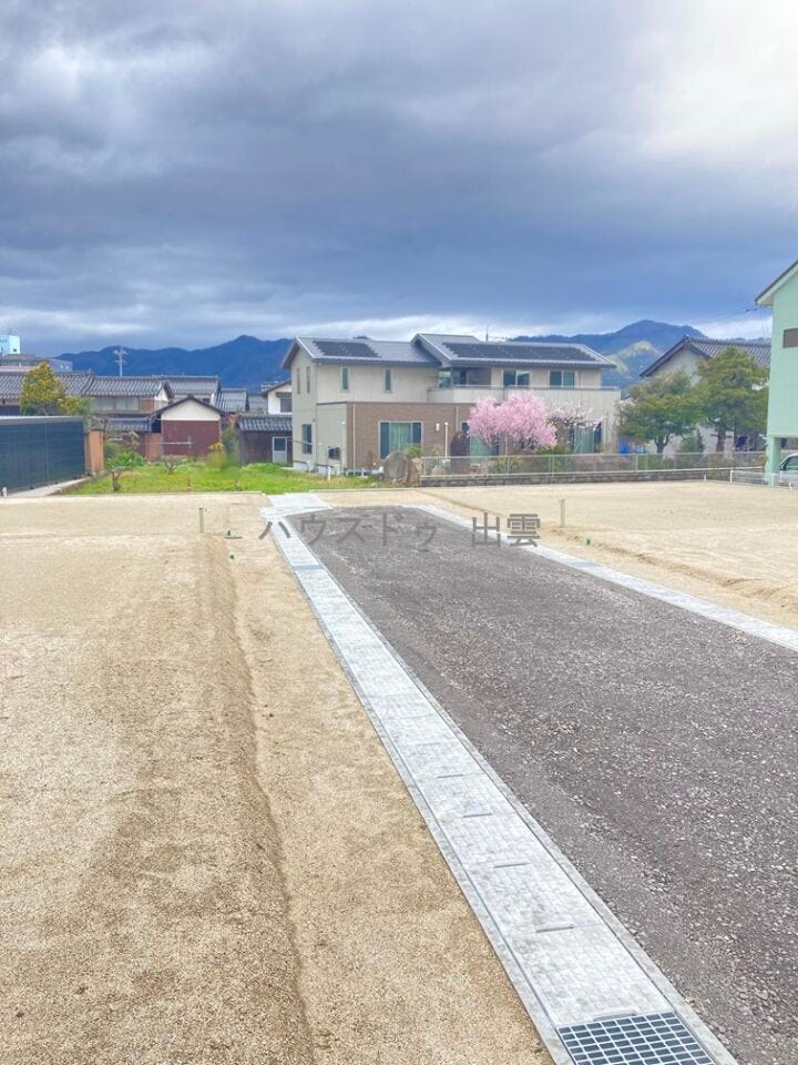 東側前面道路(位置指定道路)部分の幅員は約4.5mです。4区画分譲地を購入された方の共有地となります。