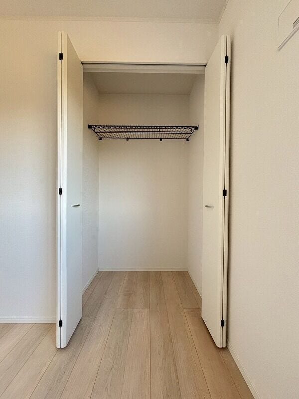 居室にそれぞれクローゼットが設けられています!お部屋はすっきり片付き本来の広さでお使いいただけます♪整然としたお部屋で過ごすのは気持ちがいいものですね。