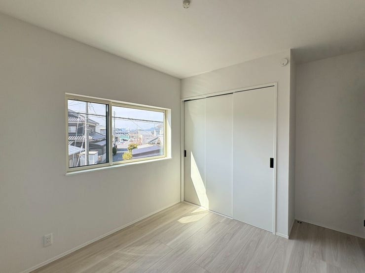 スライドドアのクローゼットで、家具に干渉せず物の出し入れが可能。