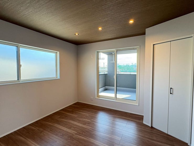 木目調の天井が、まるで注文住宅のような贅沢な雰囲気を演出。