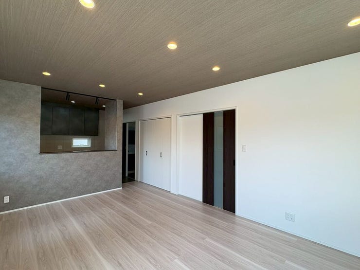 ダウンライトが優しく照らす、落ち着きのある団らん空間。