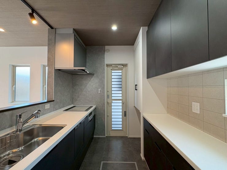 お料理が楽しくなりそうな、大容量のカップボード付きキッチン!IH仕様、食洗機付きです。