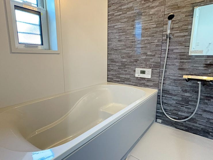 まるでホテルのような、重厚感のある石目調パネルの浴室!