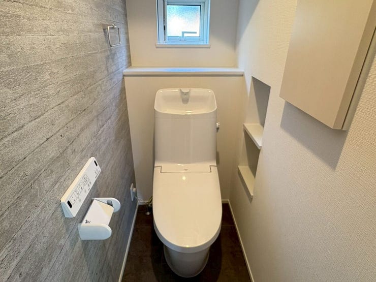 埋め込み式の棚は、予備のペーパーや掃除用品の収納に便利!