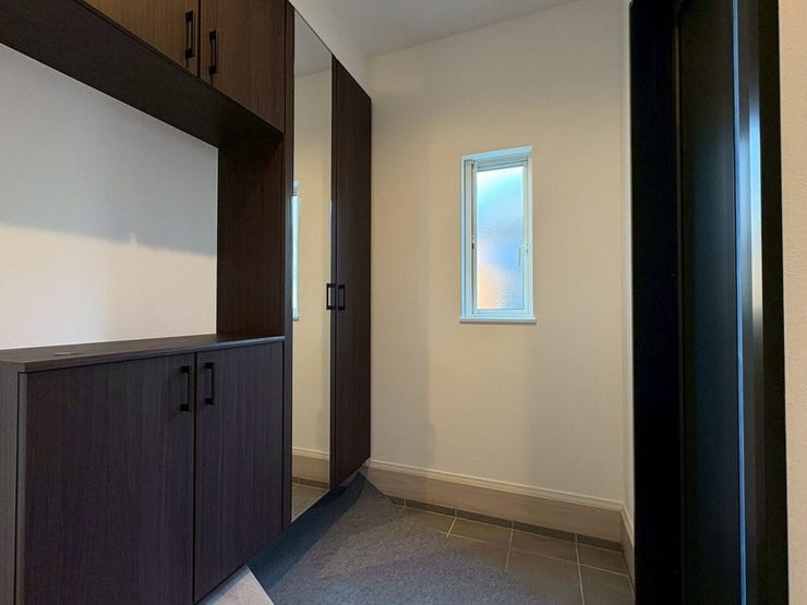 収納の下部は浮かせたデザインで、普段履きの靴もスッキリ隠せます。