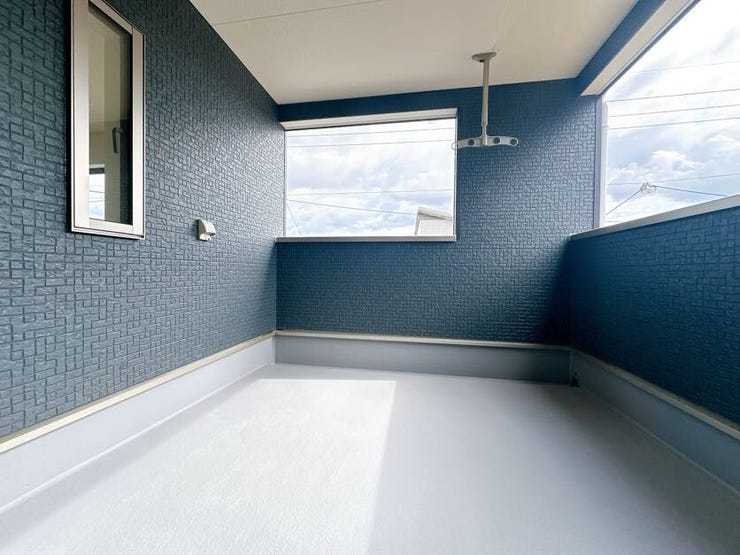 バルコニーは日当たり良好で、洗濯物もよく乾きます◎