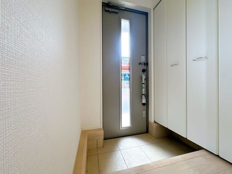 光が差す明るい玄関です。